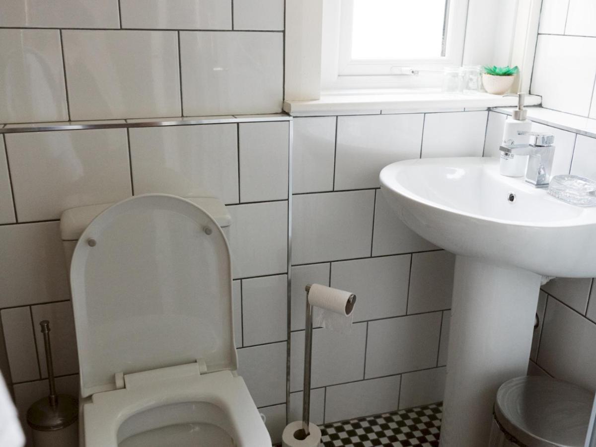 Pass The Keys Cozy Two Bed Flat Near Glasgow Airport & พาสเลย์ ภายนอก รูปภาพ