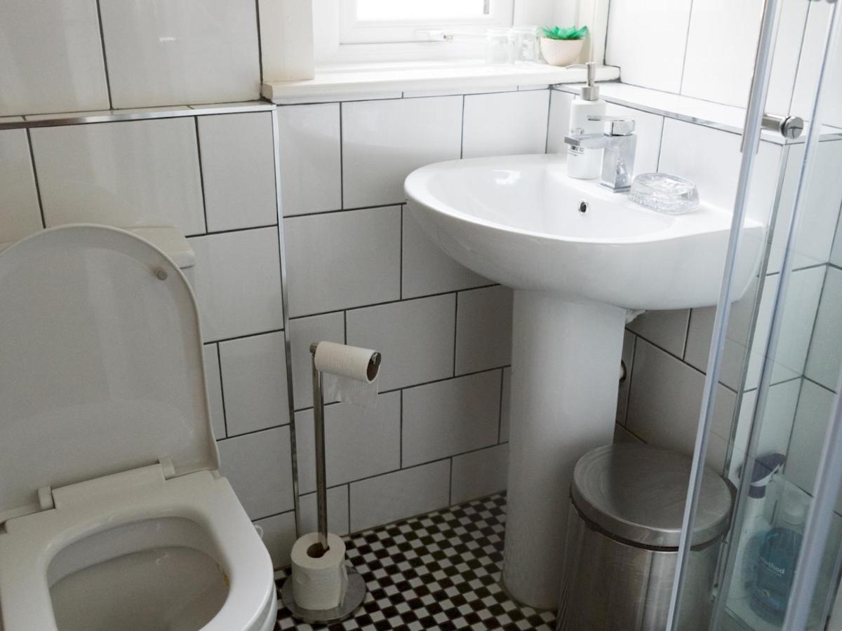 Pass The Keys Cozy Two Bed Flat Near Glasgow Airport & พาสเลย์ ภายนอก รูปภาพ