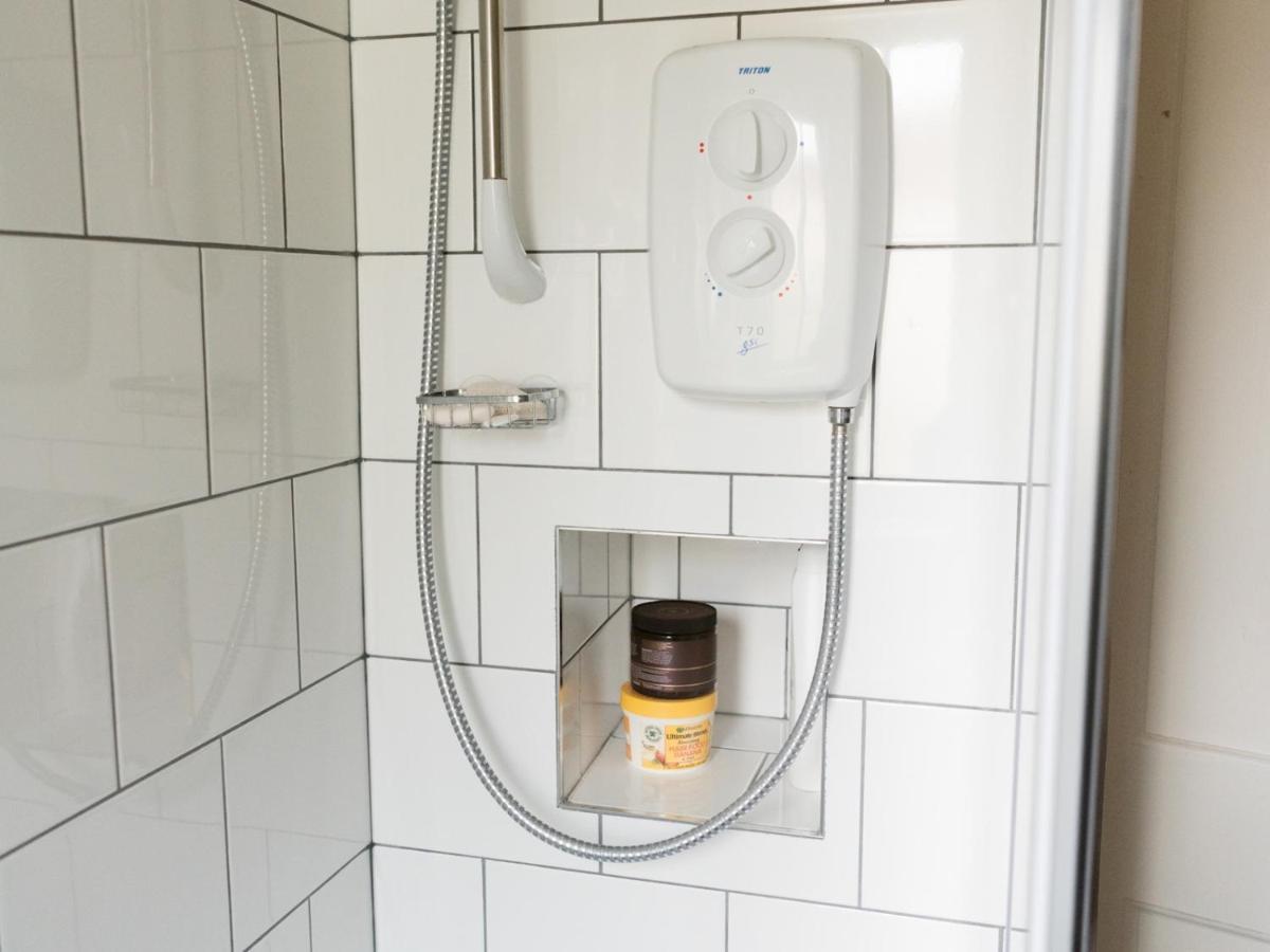 Pass The Keys Cozy Two Bed Flat Near Glasgow Airport & พาสเลย์ ภายนอก รูปภาพ
