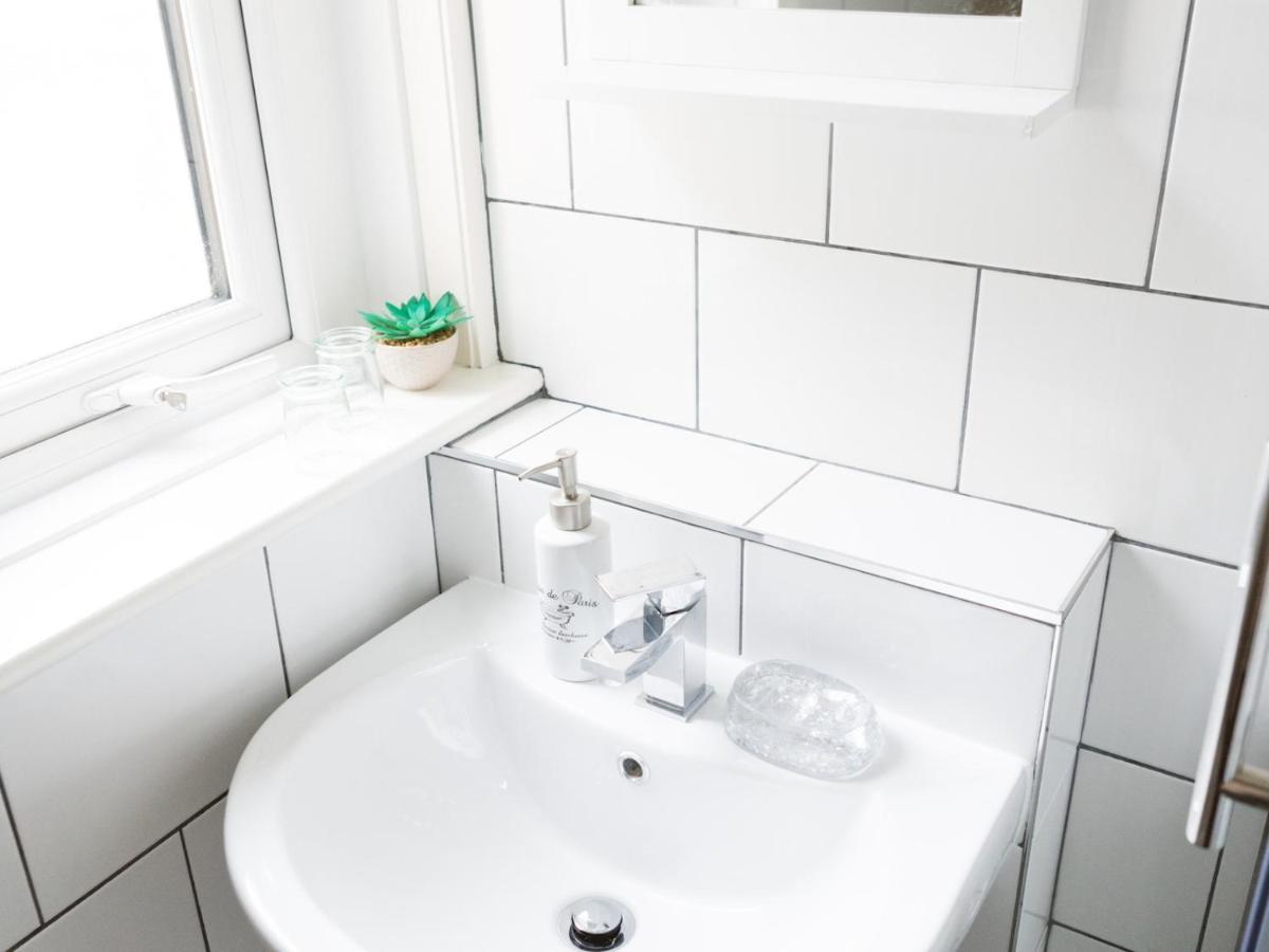 Pass The Keys Cozy Two Bed Flat Near Glasgow Airport & พาสเลย์ ภายนอก รูปภาพ